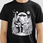 Camiseta Pé Grande e Alien tocando Violão na Natureza