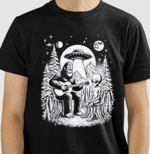 Camiseta Pé Grande e Alien tocando Violão na Natureza